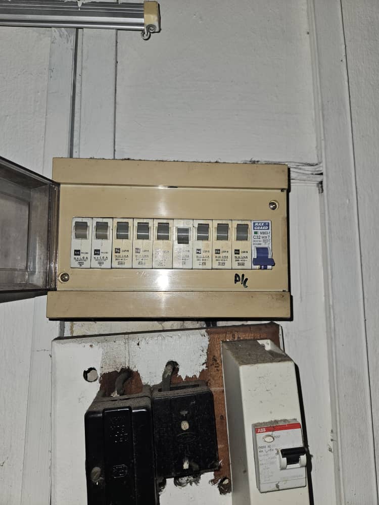 Elektrik Rumah Trip dan Ada Bau Hangit Dari Plug?