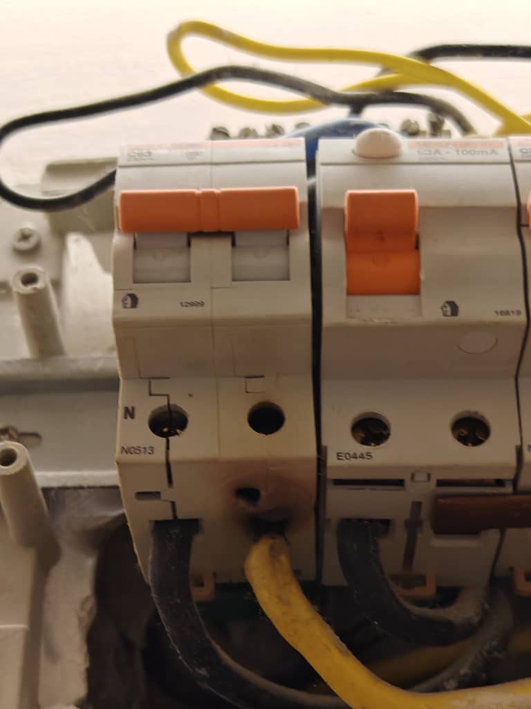 Ada Wayar Sambung Dekat Main Switch Terbakar