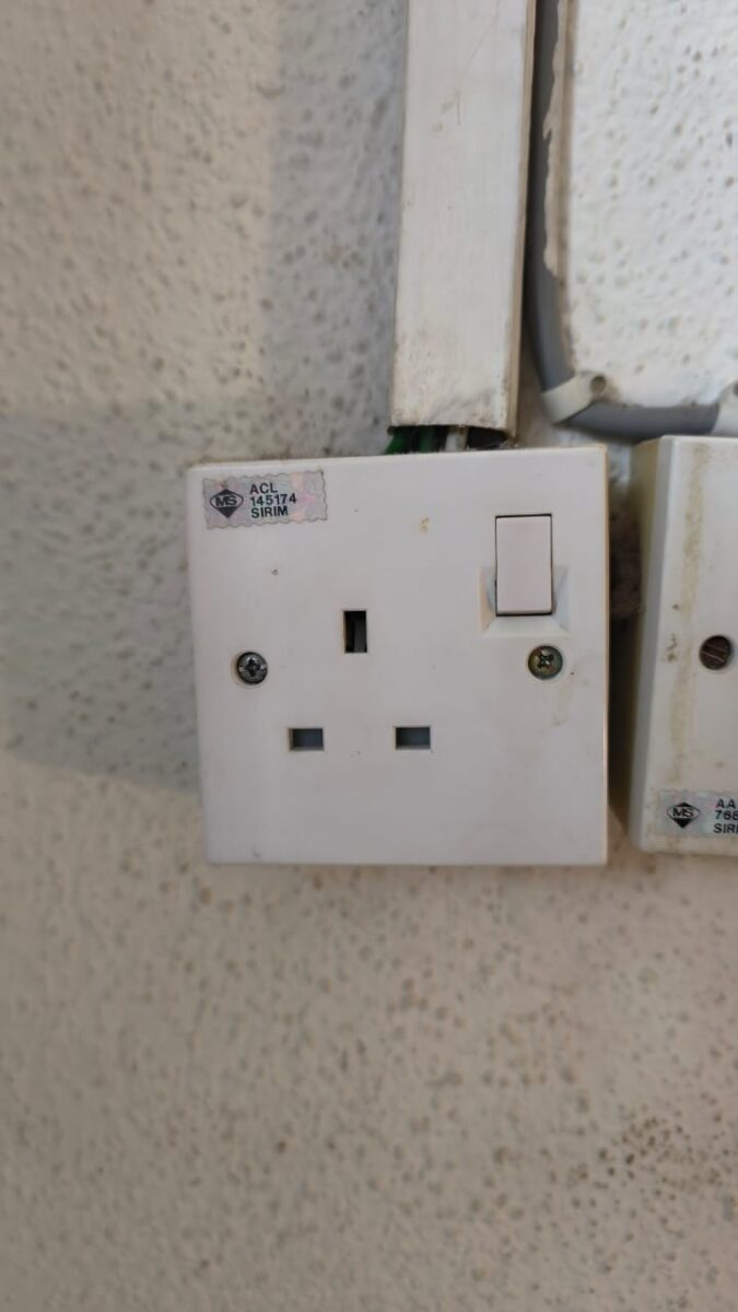 Beberapa Switch dan Plug Kat Rumah Tak Boleh Guna
